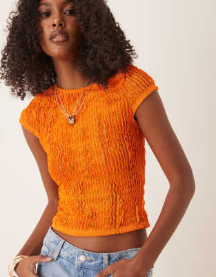 ASOS DESIGN - Knapp geschnittenes T-Shirt aus Häkelstoff in Orange mit Rüschen