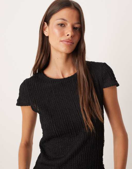 ASOS DESIGN – Knapp geschnittenes T-Shirt aus Häkelstoff in Schwarz mit Rüschen