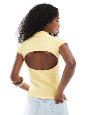 ASOS DESIGN - Knapp geschnittenes T-Shirt aus kompaktem Rippenstrick in Buttermilchgelb mit Stehkragen und Rückenausschn...