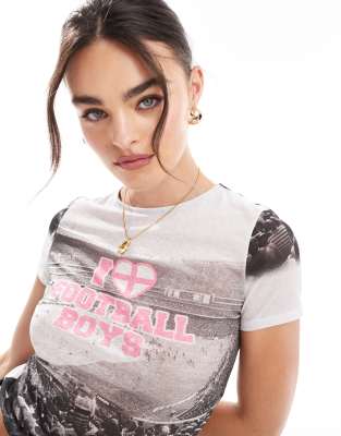 ASOS DESIGN - Knapp geschnittenes T-Shirt aus Netzstoff in Schwarz-Weiß mit „Football Euros"-Fotoprint-Bunt