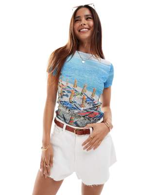 ASOS DESIGN - Knapp geschnittenes T-Shirt aus Netzstoff mit Strand-Print-Bunt