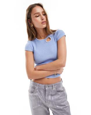 ASOS DESIGN - Knapp geschnittenes T-Shirt aus plattiertem Rippstrick in Blau mit farblich abgesetztem Besatz