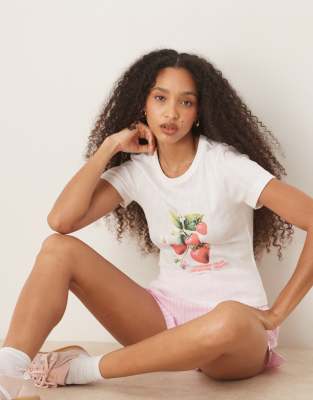ASOS DESIGN - Knapp geschnittenes T-Shirt aus Pointelle in Creme mit Erdbeer-Grafik-Weiß
