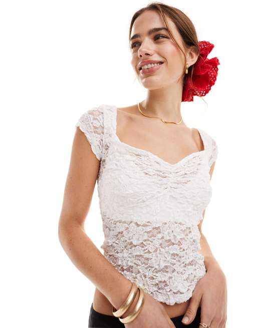 ASOS DESIGN – Knapp geschnittenes T-Shirt aus transparenter Spitze in Elfenbein mit Herzausschnitt