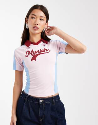 ASOS DESIGN - Knapp geschnittenes T-Shirt im Fußball-Stil in Rosa und Blau mit Grafikprint und Kragen-Bunt