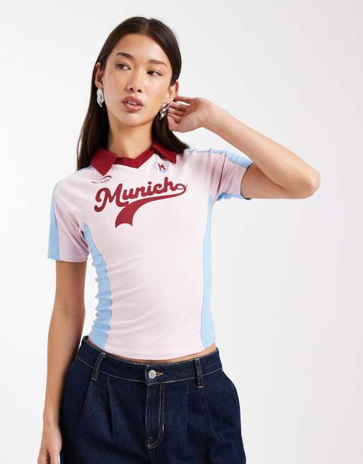 ASOS DESIGN – Knapp geschnittenes T-Shirt im Fußball-Stil in Rosa und Blau mit Grafikprint und Kragen