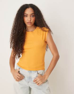 ASOS DESIGN - Knapp geschnittenes T-Shirt in Apricot mit Raglanärmeln und Noppenstruktur-Orange