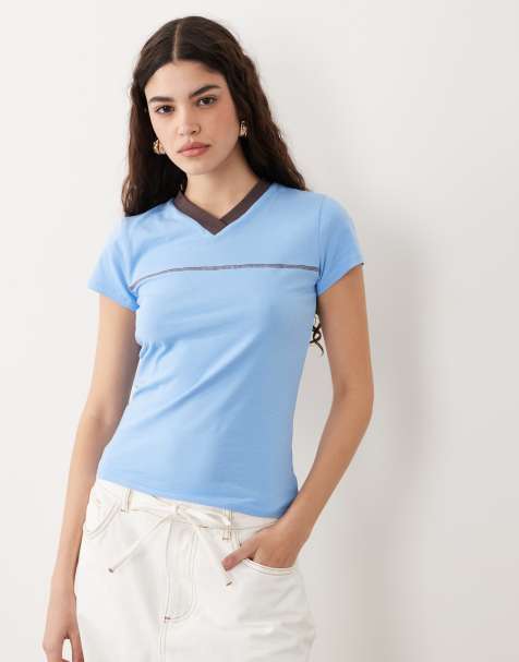 ASOS DESIGN – Knapp geschnittenes T-Shirt in Babyblau mit V-Ausschnitt und kontrastierender Einfassung am Ausschnitt - view 1