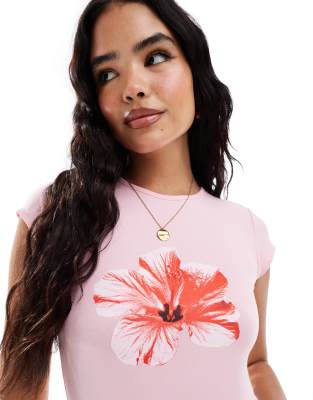 ASOS DESIGN - Knapp geschnittenes T-Shirt in Babyrosa mit Hibiskusblumen-Motiv-Bunt