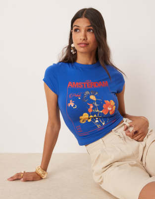 ASOS DESIGN - Knapp geschnittenes T-Shirt in Blau mit floralem Amsterdam-Grafikprint