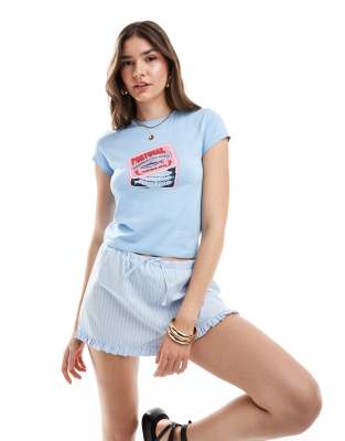 ASOS DESIGN - Knapp geschnittenes T-Shirt in Blau mit Sardinen-Grafikprint