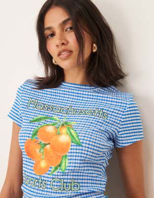 ASOS DESIGN - Knapp geschnittenes T-Shirt in Blau mit Vichy-Karo und Orangen-Print