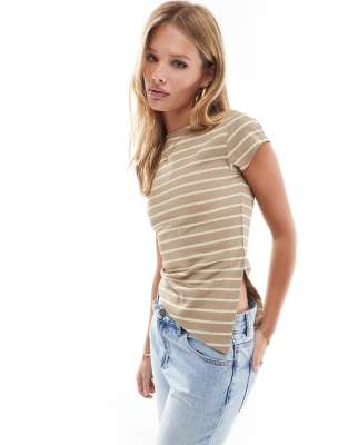 ASOS DESIGN - Knapp geschnittenes T-Shirt in Braun gestreift mit asymmetrischem Saum-Brown