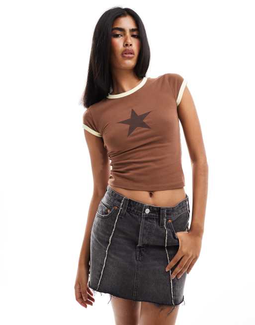 ASOS DESIGN – Knapp geschnittenes T-Shirt in Braun mit sternförmigem Zierausschnitt mit Netzstofflage