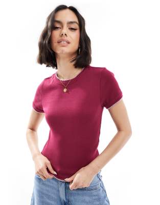 ASOS DESIGN - Knapp geschnittenes T-Shirt in Burgunderrot mit Languettenstich