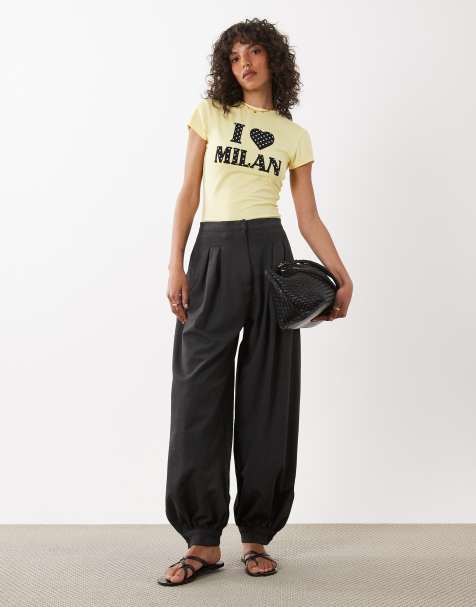 ASOS DESIGN – Knapp geschnittenes T-Shirt in Buttermilchgelb mit gepunkteter „I heart Milan“-Applikation - view 1