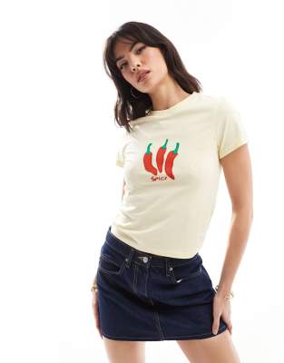 ASOS DESIGN - Knapp geschnittenes T-Shirt in Buttermilchgelb mit „Spicy"-Pfefferschoten-Applikation