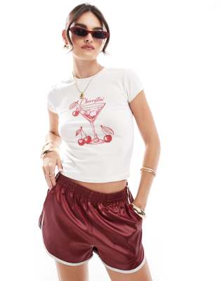 ASOS DESIGN - Knapp geschnittenes T-Shirt in Creme mit Cherry-Martini-Grafikprint-Weiß