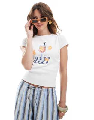 ASOS DESIGN - Knapp geschnittenes T-Shirt in Creme mit Cocktail- und Orangen-Print-Weiß