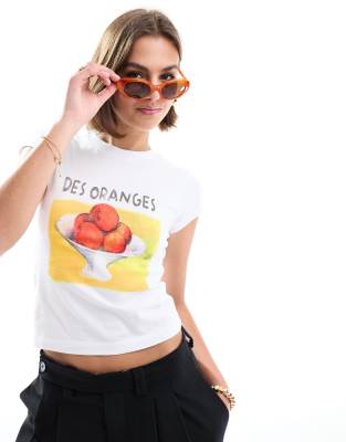 ASOS DESIGN - Knapp geschnittenes T-Shirt in Creme mit „Des Oranges"-Grafikprint-Weiß