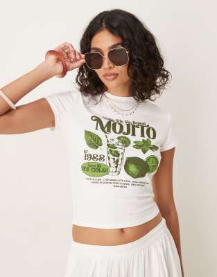 ASOS DESIGN - Knapp geschnittenes T-Shirt in Creme mit „Mojito"-Cocktail-Print-Weiß
