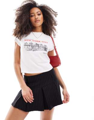 ASOS DESIGN - Knapp geschnittenes T-Shirt in Creme mit „New York City"-Grafikprint-Weiß