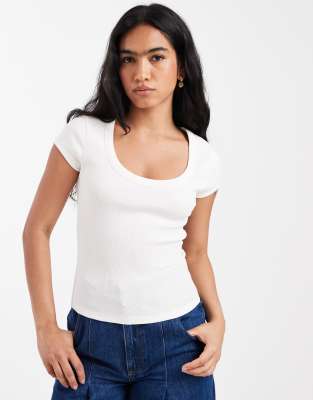 ASOS DESIGN - Knapp geschnittenes T-Shirt in Creme mit U-Ausschnitt-Weiß
