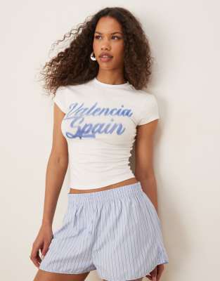 ASOS DESIGN - Knapp geschnittenes T-Shirt in Creme mit „Valencia"-Grafikprint-Weiß