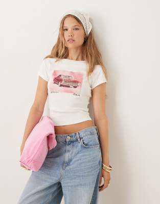 ASOS DESIGN - Knapp geschnittenes T-Shirt in Cremeweiß mit Auto-Vintage-Grafikprint