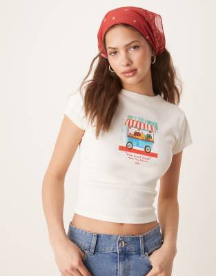 ASOS DESIGN - Knapp geschnittenes T-Shirt in Cremeweiß mit Blumenstand-Print