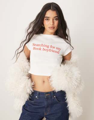 ASOS DESIGN - Knapp geschnittenes T-Shirt in Cremeweiß mit Book-Slogan-Grafikprint