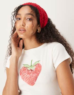 ASOS DESIGN - Knapp geschnittenes T-Shirt in Cremeweiß mit Erdbeer-Grafikprint