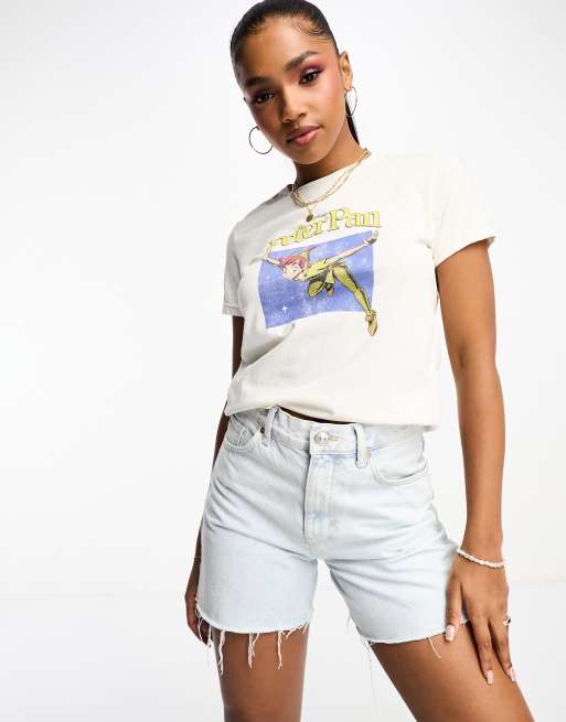 ASOS DESIGN – Knapp geschnittenes T-Shirt in Cremeweiß mit lizenzierter <em>Peter Pan</em>-Disney-Grafikprint