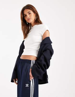 ASOS DESIGN - Knapp geschnittenes T-Shirt in Cremeweiß mit Rundhalsausschnitt und gerippten Details