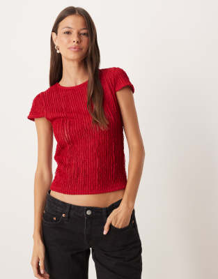 ASOS DESIGN - Knapp geschnittenes T-Shirt in Dunkelrot mit Kräuselstruktur