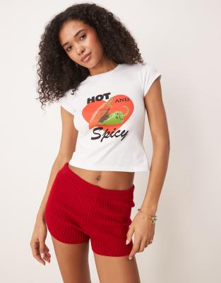 ASOS DESIGN - knapp geschnittenes T-Shirt in Ecru mit „Hot And Spicy"-Chili-Print-Weiß