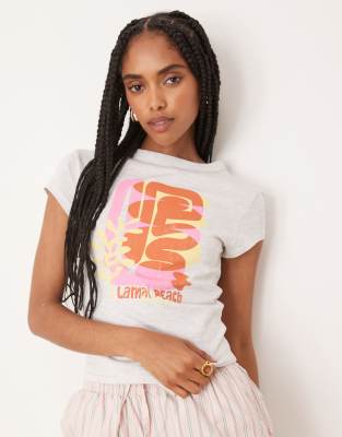 ASOS DESIGN - Knapp geschnittenes T-Shirt in Eisgrau meliert mit abstrakter Kunstgrafik