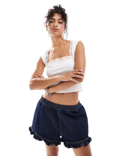 ASOS DESIGN – Knapp geschnittenes T-Shirt in Elfenbein mit Spitzenbesatz und Kappenärmeln