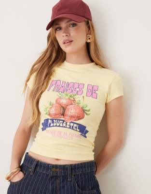 ASOS DESIGN - Knapp geschnittenes T-Shirt in Gelb mit Erdbeer-Print