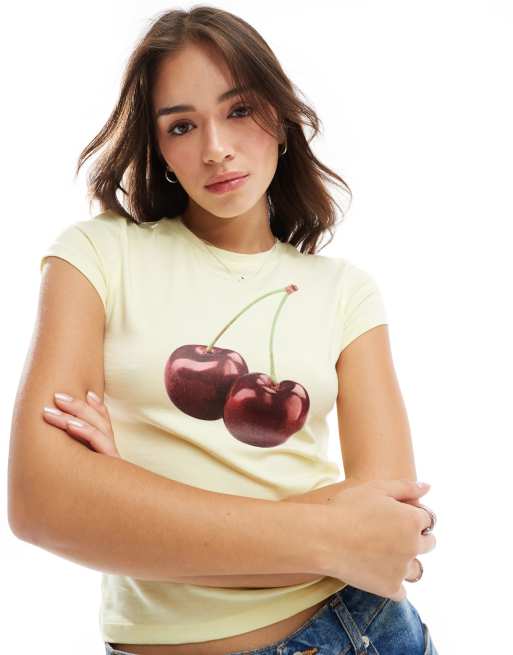 ASOS DESIGN – Knapp geschnittenes T-Shirt in Gelb mit Kirschgrafik