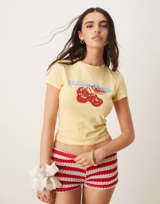 ASOS DESIGN - Knapp geschnittenes T-Shirt in Gelb mit Kirschgrafik