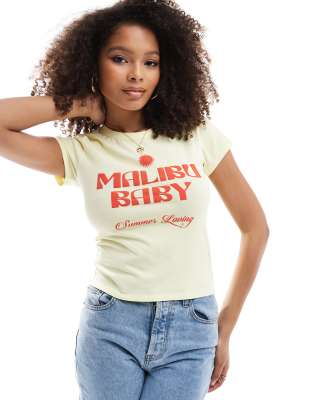 ASOS DESIGN - Knapp geschnittenes T-Shirt in Gelb mit „Malibu"-Print