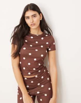 ASOS DESIGN - Knapp geschnittenes T-Shirt in gepunktetem Braun, Kombiteil