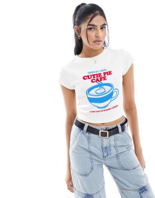 ASOS DESIGN - Knapp geschnittenes T-Shirt in geripptem Cremeweiß mit „Cutie Pie Cafe"-Kaffee-Grafikprint