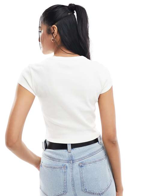 ASOS DESIGN – Knapp geschnittenes T-Shirt in geripptem Cremeweiß mit „Cutie Pie Cafe“-Kaffee-Grafikprint, 2 von 3