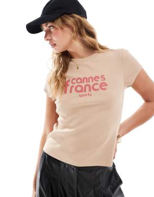 ASOS DESIGN - Knapp geschnittenes T-Shirt in geripptem Kamelbraun mit „cannes france"-Print-Neutral