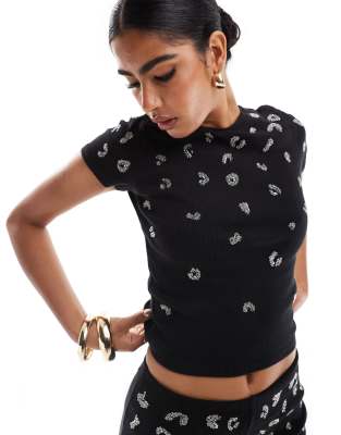 ASOS DESIGN - Knapp geschnittenes T-Shirt in geripptem Schwarz mit Pailletten-Leopardenmuster