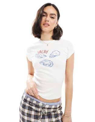 ASOS DESIGN - Knapp geschnittenes T-Shirt in geripptem Weiß mit Austern-Print