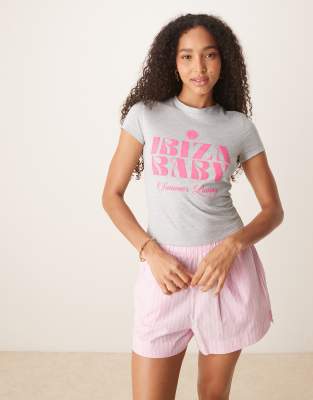 ASOS DESIGN - Knapp geschnittenes T-Shirt in Grau meliert mit „Ibiza"-Grafikprint