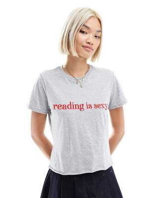 ASOS DESIGN - Knapp geschnittenes T-Shirt in Grau meliert mit „reading is sexy"-Grafik